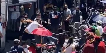 Pelea entre manteros y comerciantes en Flores. (Captura)