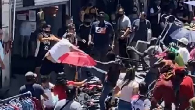 Pelea entre manteros y comerciantes en Flores. (Captura)