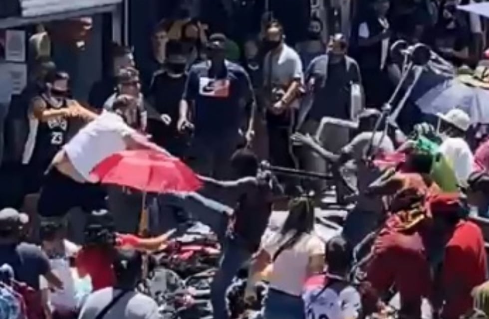 Video: al menos tres heridos en una batalla campal entre manteros y comerciantes