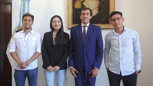 Antes de viajar a Buenos Aires, los jóvenes profesionales jujeños becados por el CFI se reunieron con el gobernador Carlos Sadir.