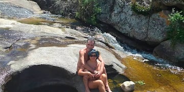 Miguel, de 65, y Nora, de 50, son pareja. De diciembre a marzo llevan adelante su reserva nudista. (Infobae)