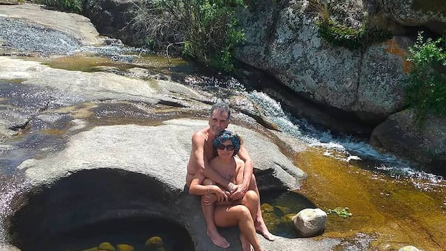 Miguel, de 65, y Nora, de 50, son pareja. De diciembre a marzo llevan adelante su reserva nudista. (Infobae)