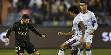 Lionel Messi (L) del PSG en acción contra Luiz Gustavo (C) y Cristiano Ronaldo (R) del Riyadh XI durante el partido amistoso de fútbol entre el Riyadh XI y el Paris Saint- Germain, en Riyadh, Arabia Saudita Foto: EFE/EPA/STR