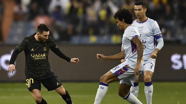 Lionel Messi (L) del PSG en acción contra Luiz Gustavo (C) y Cristiano Ronaldo (R) del Riyadh XI durante el partido amistoso de fútbol entre el Riyadh XI y el Paris Saint- Germain, en Riyadh, Arabia Saudita Foto: EFE/EPA/STR