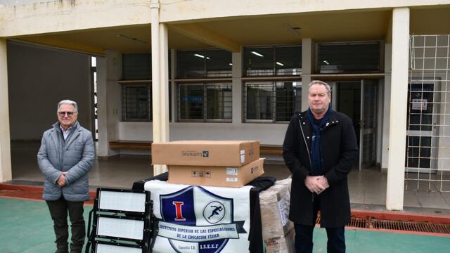 Salto Grande entregó material a clubes.