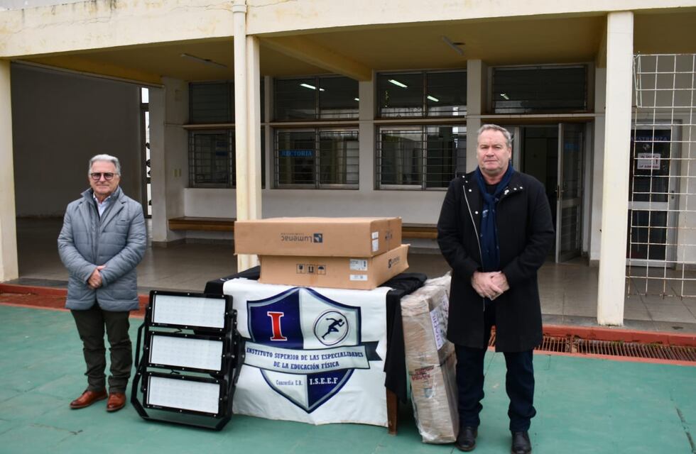 Salto Grande entregó nuevas luminarias a clubes de Concordia y Federación