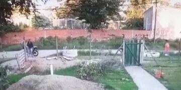 En Merlo, quisieron robarle a un hombre y le gatillaron dos veces delante de una nena. (Captura)