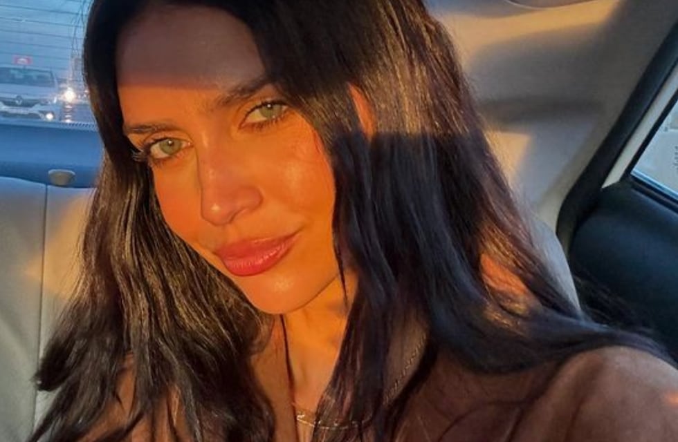 Tajo extremo y mega escote: el increíble vestido que lució Zaira Nara en el París Fashion Week