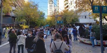Decenas de personas se sumaron a la marcha contra las restricciones en la Peatonal de Mendoza.
