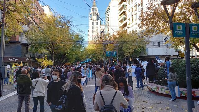 Decenas de personas se sumaron a la marcha contra las restricciones en la Peatonal de Mendoza.