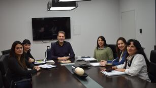 Funcionarios del IAPOS junto con Darío Cocco y el resto de la CD del SEOM