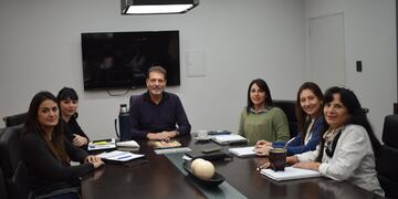 Funcionarios del IAPOS junto con Darío Cocco y el resto de la CD del SEOM