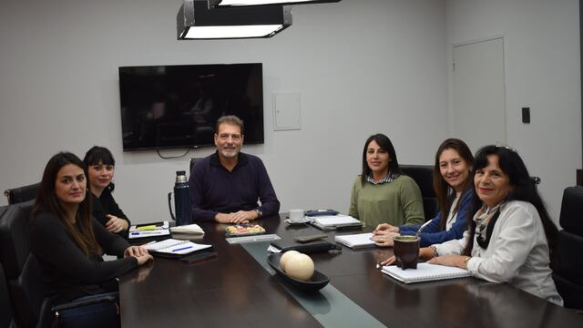 Funcionarios del IAPOS junto con Darío Cocco y el resto de la CD del SEOM