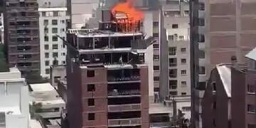 Córdoba: incendio en el terraza de un edificio en obra en calle Dean Funes
