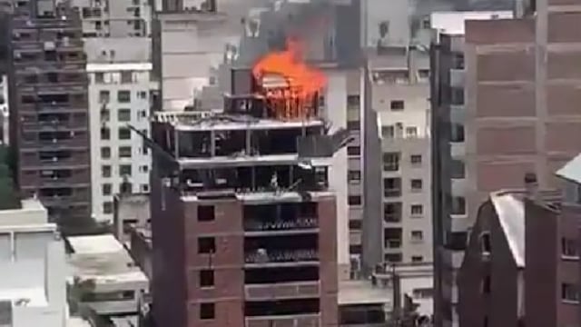 Córdoba: incendio en el terraza de un edificio en obra en calle Dean Funes