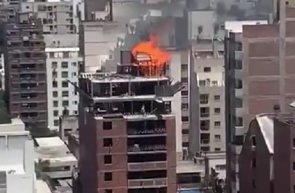 Impactantes imágenes: se incendió un edificio en obra en pleno Centro de Córdoba