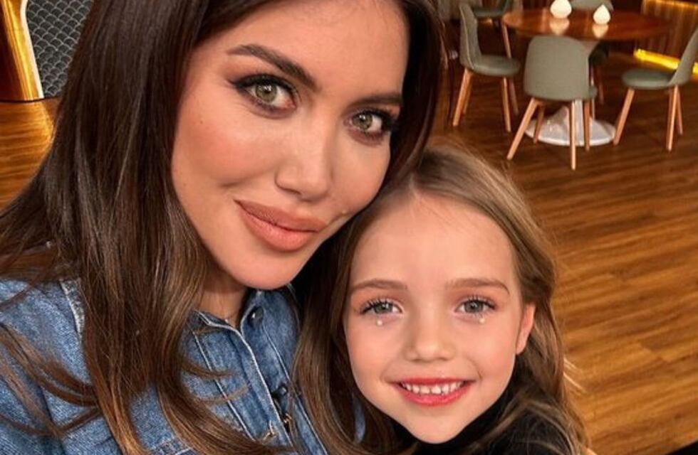 Adorable: Isabella, hija de Wanda Nara, jugó a ser la conductora de MasterChef e imitó a su mamá