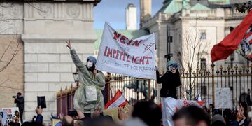 Las protestas contra la vacuna aumentan en Austria y también los casos de coronavirus