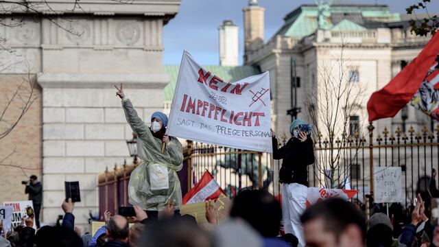 Las protestas contra la vacuna aumentan en Austria y también los casos de coronavirus