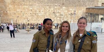 La periodista rosarina viajó a Israel con otros representantes de la Legislatura y se sacó foto mujeres militares.