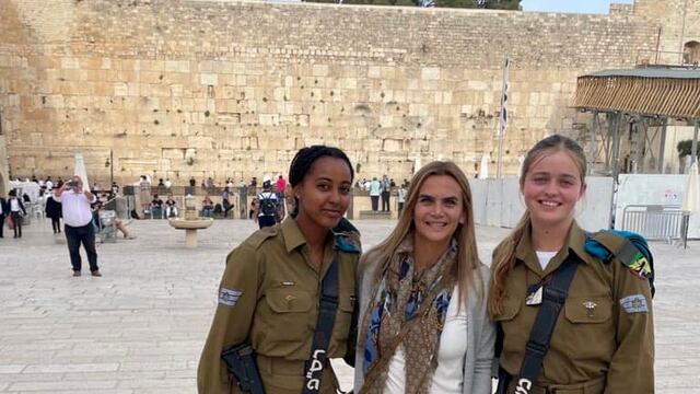 La periodista rosarina viajó a Israel con otros representantes de la Legislatura y se sacó foto mujeres militares.