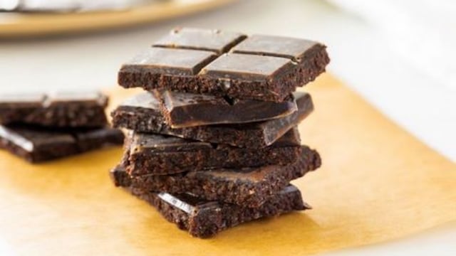 Cómo hacer chocolate casero vegano y sin azúcar para no romper la dieta