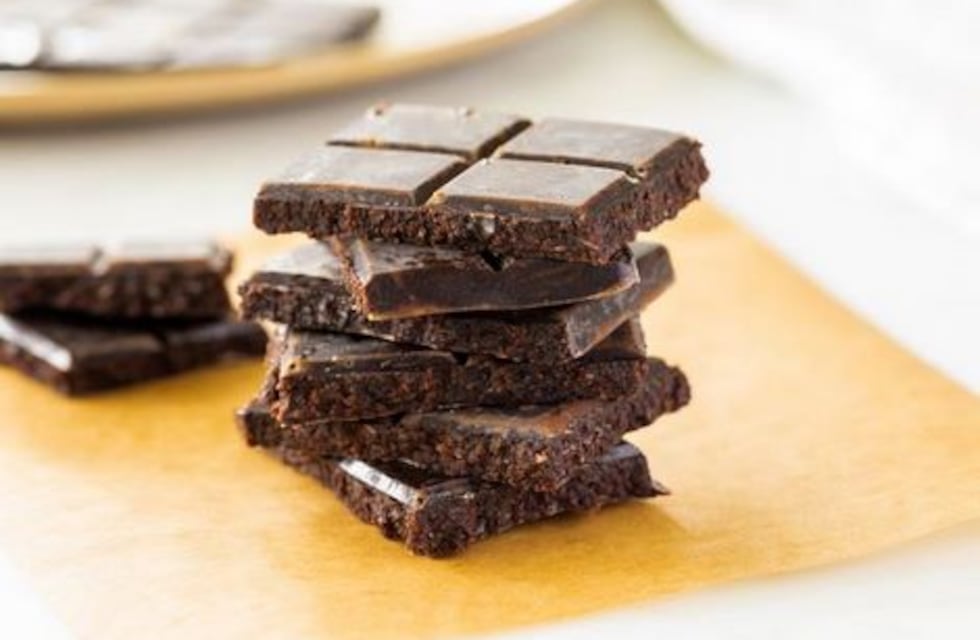 Cómo hacer chocolate casero vegano y sin azúcar para no romper la dieta