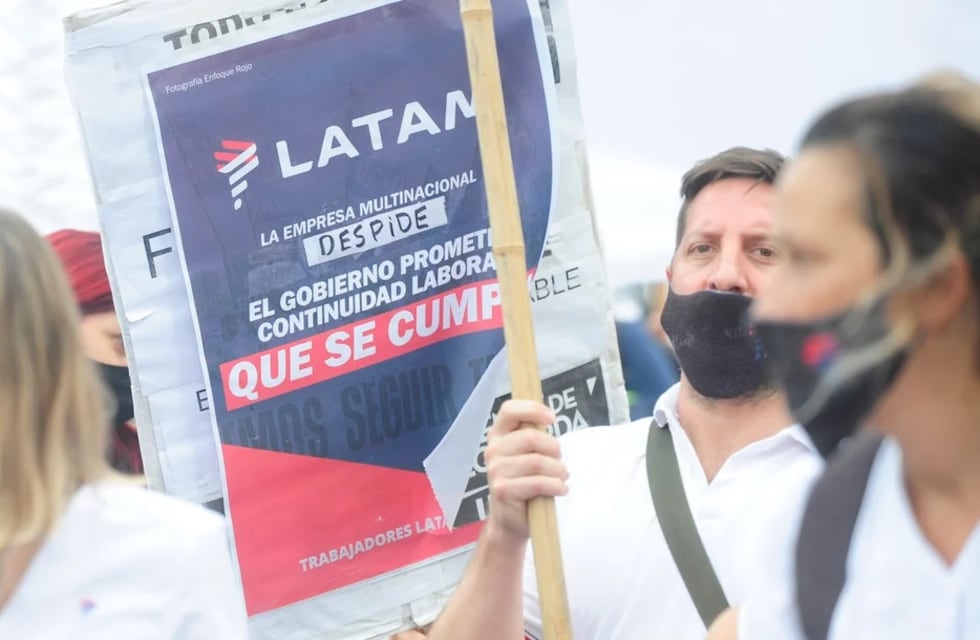 Trabajadores echados de Latam reclaman al Estado sus puestos de trabajo: hubo forcejeos en Aeroparque