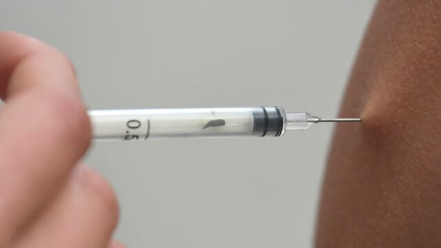 En primer plano: aplicando la vacuna contra el coronavirus. (Foto Orlando Pelichotti / Los Andes)