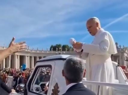 Gerardo Galimbertti de Arroyito entrega una artesanía al Papa León XIV