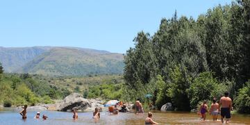 La pareja perdió el anillo en el río San Clemente, en Córdoba.