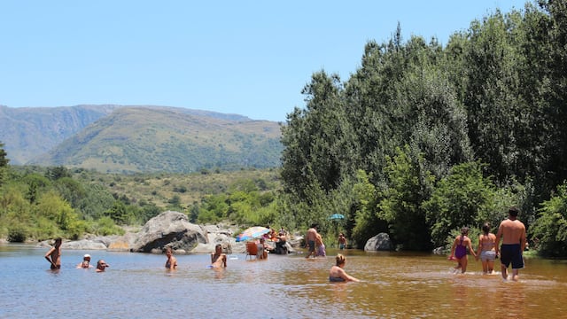 La pareja perdió el anillo en el río San Clemente, en Córdoba.