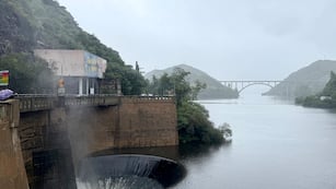 Apertura del 100% de una de las válvulas del Dique San Roque. (La Voz)