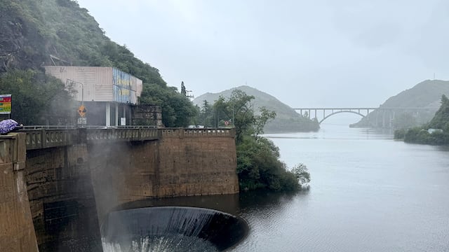 Apertura del 100% de una de las válvulas del Dique San Roque. (La Voz)