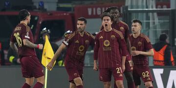Paulo Dybala (21) de la Roma celebra con sus compañeros tras marcar un gol en el partido contra FC Porto en el playoff de la Liga Europa (Alfredo Falcone//LaPresse vía AP).