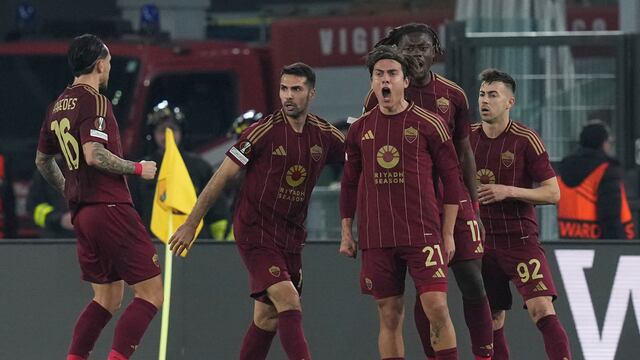 Paulo Dybala (21) de la Roma celebra con sus compañeros tras marcar un gol en el partido contra FC Porto en el playoff de la Liga Europa (Alfredo Falcone//LaPresse vía AP).