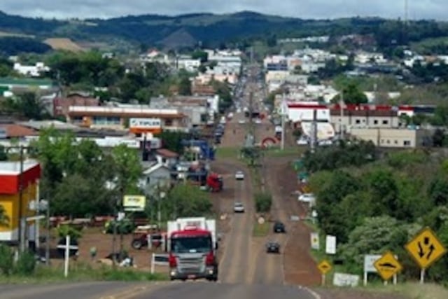 San Antonio: unos 2.000 vecinos cruzan a diario a Brasil para trabajar ante la falta de obras y oportunidades en Argentina.