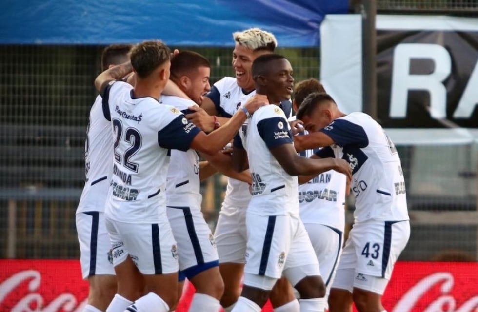Gimnasia goleó 3-0 a Talleres en el Bosque