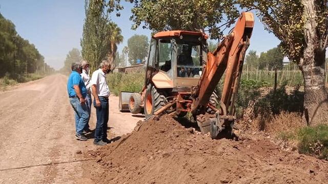 Autoridades de la Municipalidad y de Vialidad Provincial de Zona Este visitaron los trabajos de instalación de la nueva red de agua. Gentileza Municipalidad de San Martín