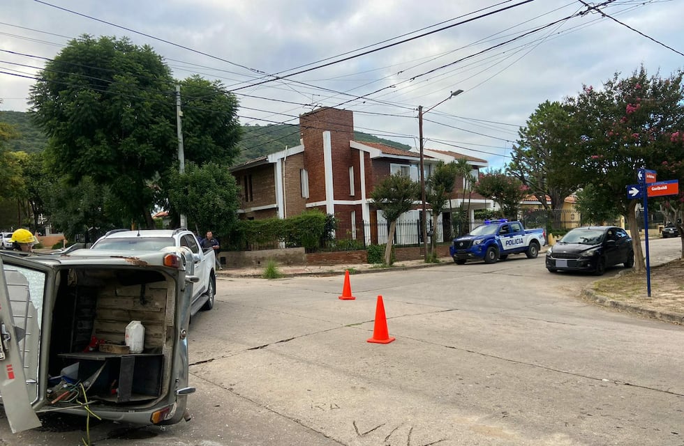 Impactante vuelco en Villa Carlos Paz: uno de los conductores resultó herido
