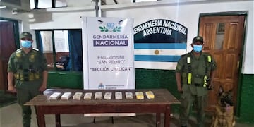 Diez "ladrillos" de cocaína fueron hallados en una valija que viajaba en un colectivo hacia Buenos Aires. No se pudo determinar a qué pasajero pertenecía.