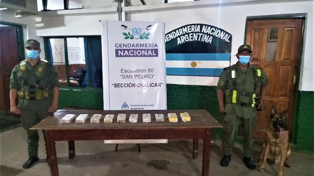 Diez "ladrillos" de cocaína fueron hallados en una valija que viajaba en un colectivo hacia Buenos Aires. No se pudo determinar a qué pasajero pertenecía.