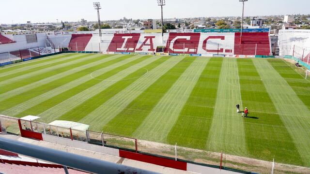 Luces, campo de juego y tribunas... reformas en el estadio de Instituto.