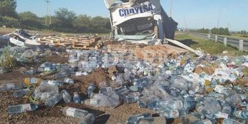 Un camión quedó destrozado en la Autopista Serranías Puntanas.