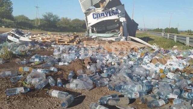 Un camión quedó destrozado en la Autopista Serranías Puntanas.