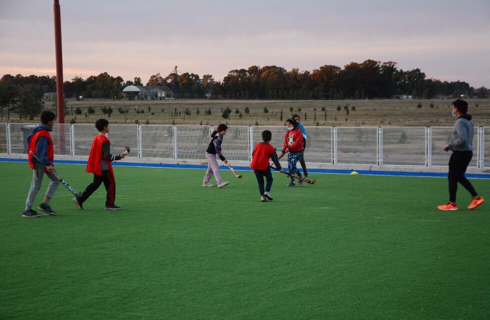 Entrenamiento en la cancha de hockey de la Escuelita Barrial
