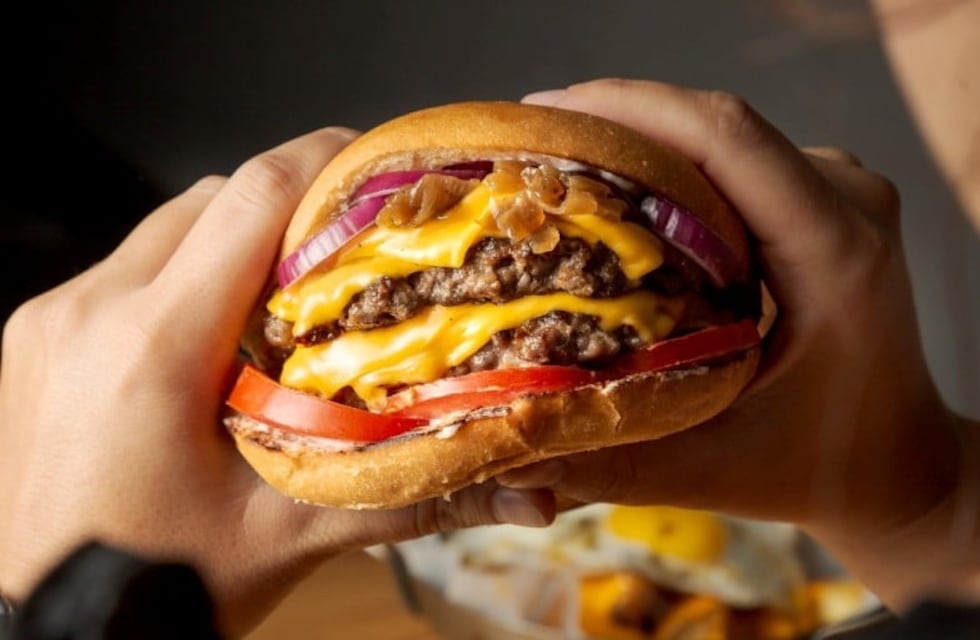 Una importante cadena de comida rápida venderá hamburguesas a 3.000 pesos: cuándo será y en qué sucursales