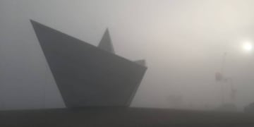 El humo procedente de Villa Constitución invadió la ciudad el último domingo. (@chechupepasea)