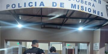 Oberá: resultó detenido tras dañar vehículos y ventanas.