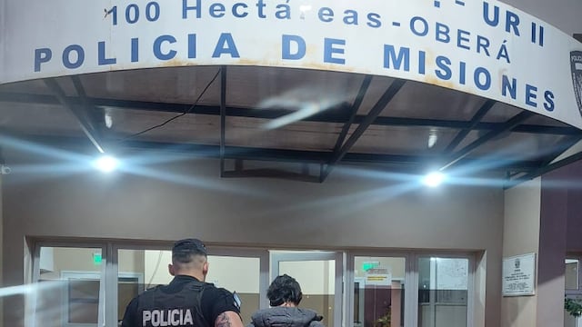Oberá: resultó detenido tras dañar vehículos y ventanas.